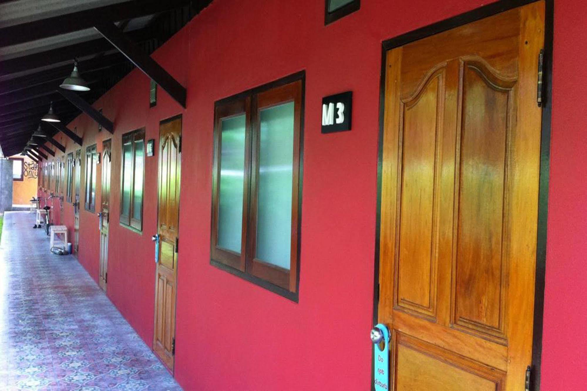 Baan Ma Feung Guesthouse Канчанабури Екстериор снимка